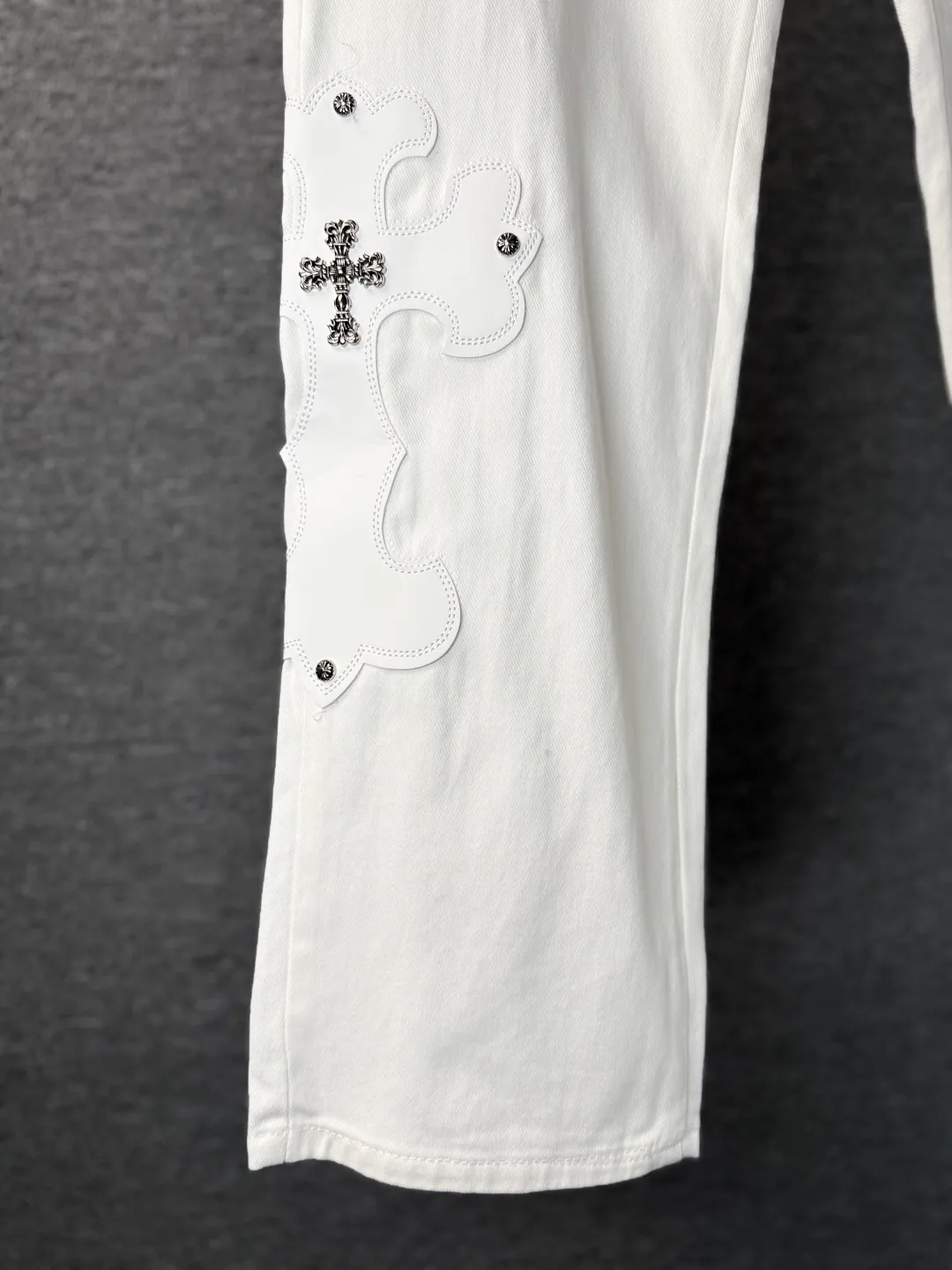 P280 💰 (Top version) Chrome Hearts White Bull King Metal Cross White Leather Heavy Industry Jeans Chrome Hearts is a brand that has always been famous for its high-end and design. The quality of these pants is unparalleled, and a pair is often hard to find at counters. It uses top-notch heavy-duty washing technology, the calf leather laser-cut cross is particularly exquisite, and the aged silver hardware adds a sense of retro and luxury. White denim fabric, paired with a cross leather design, is fashionable and individual. The straight version is also particularly slim. The style is the same for men and women, so whoever wears it will look better! The matching suggestions are as follows: Cool street style: Pair the upper body with a black short crop top, a black leather jacket, and black Martin boots. Wear a silver necklace and ring from Crowe and walk on the street to feel cool. Casual fashion style: wear a simple white cotton T-shirt inside, a loose denim jacket outside, and white sneakers. Overall casual and comfortable, suitable for daily travel and shopping. High-end outfit: Pair it with a black silk-textured shirt, tuck it into pants, and put on a pair of black leather shoes. Wear a black suit jacket to instantly enhance your temperament, and you can attend some formal occasions without any pressure. Color: White Ox King Size: 28-30-32-34 (corresponds to S-M-L-XL)